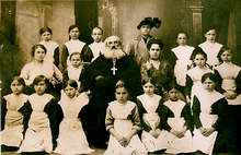 Священник Владимир Шабашев с матушкой Марией Ивановной дочерью Валентиной и с детьми из церковно- приходской школы